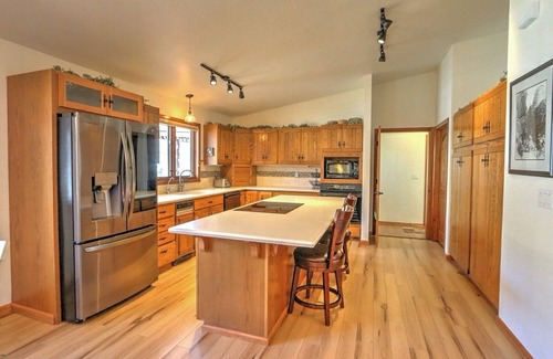 Glenwood Springs Casa | Mountain Retreat w/ Hot Tub, Scenic Decks, Grill, Dog Friendly & 7 mi. to Skiing