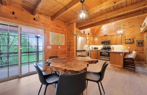 Waynesville Cabina | Mountain Retreat-Authentic Log Cabin with a Jacuzzi and FirePit