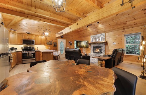 Waynesville Cabina | Mountain Retreat-Authentic Log Cabin with a Jacuzzi and FirePit