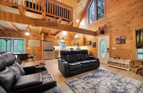 Waynesville Cabina | Mountain Retreat-Authentic Log Cabin with a Jacuzzi and FirePit