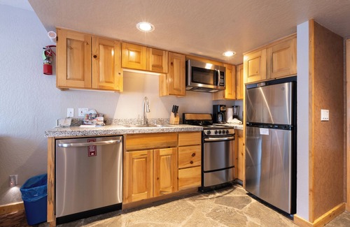 Olympic Valley Hotel | Mountain Retreat! Full Kitchen, Outdoor Spa Tub, Free Parking!