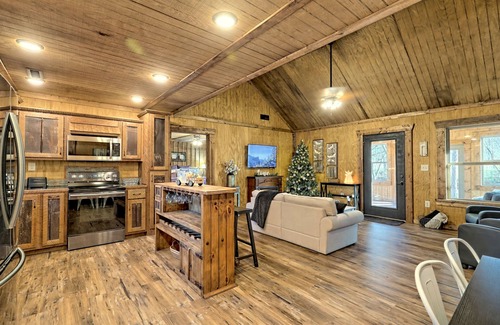 Young Harris Cabina | MOUNTAIN & RIVER VIEW, HOT TUB, FIREPLACES & FIRE PIT, WIFI, DOGS Ok, TV's