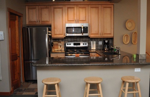 East Kootenay Casa | Mountain Side Ski-in Cabin w / Jacuzzi privado - 5 min. Caminar hasta telesilla