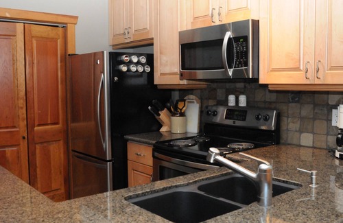 East Kootenay Casa | Mountain Side Ski-in Cabin w / Jacuzzi privado - 5 min. Caminar hasta telesilla