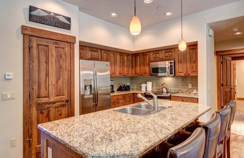 Christie Heights Casa | Mountain Thunder Condo- 7 Minute Walk to Main Street with Hot Tub, Pool & Sauna