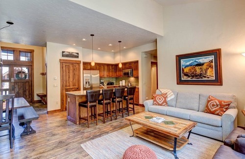 Christie Heights Casa | Mountain Thunder Condo- 7 Minute Walk to Main Street with Hot Tub, Pool & Sauna