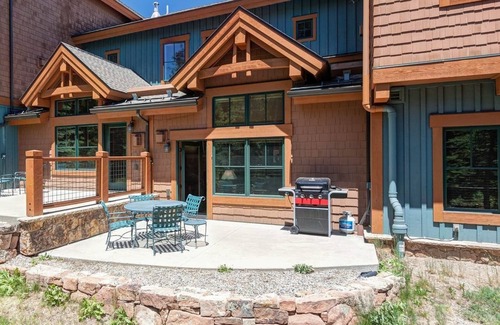 Christie Heights Casa | Mountain Thunder Condo- 7 Minute Walk to Main Street with Hot Tub, Pool & Sauna