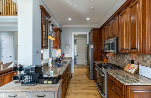 Altamont Casa | Mountain Top at Linville Falls - Stunning views, hot tub, pet friendly, near Linville Falls Winery!