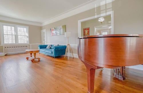 Ellenville Otro | Mountain Top Farmhouse near Minnewaska: Hot Tub, Fireplace & Fire Pit