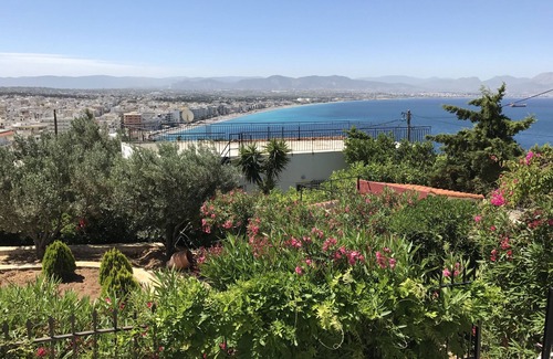 Loutraki-Agioi Theodoroi Casa | Villa mediterránea en la cima de la montaña con vista al Golfo de Corinto.