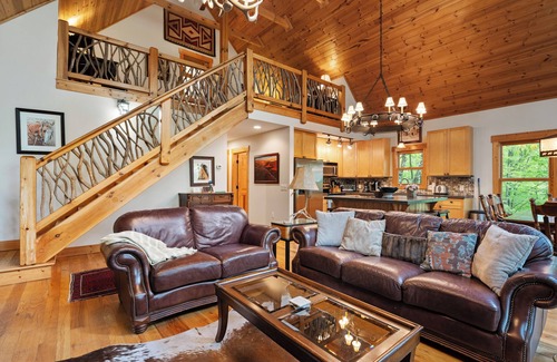 Wildwood Mountain Cabina | Mountain Treehouse | Wood Burning Fireplace and Hot Tub