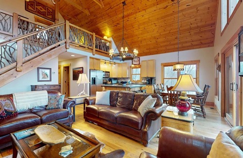 Wildwood Mountain Cabina | Mountain Treehouse | Wood Burning Fireplace and Hot Tub