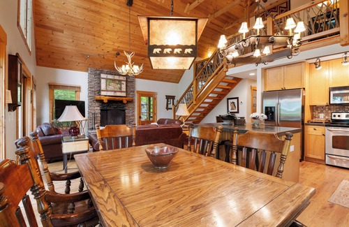 Wildwood Mountain Cabina | Mountain Treehouse | Wood Burning Fireplace and Hot Tub