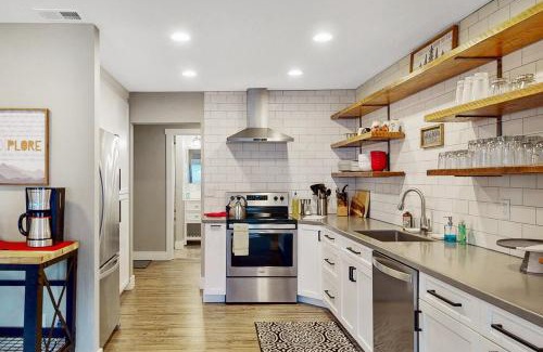 Oakridge Casa | Mountain view, 5-bedroom home with sauna