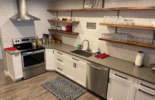 Oakridge Casa | Mountain view, 5-bedroom home with sauna