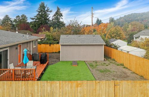 Oakridge Casa | Mountain view, 5-bedroom home with sauna