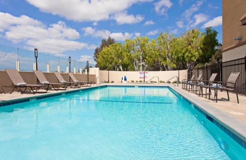 Valle Lindo Casa | Mountain-view Anaheim rooms near Disneyland !!