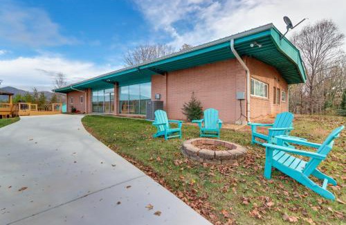 Copperhill Casa | Mountain View and Fire Pit Modern Copperhill Home