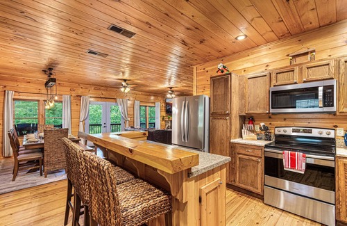 Whittier Cabina | Mountain View Cabin | Hot Tub & Coffee Bar