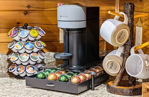 Whittier Cabina | Mountain View Cabin | Hot Tub & Coffee Bar