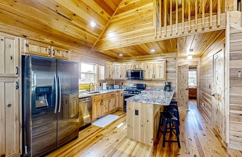 Murphy Cabina | Mountain-view cabin with screened deck, dog-friendly yard, firepit & fireplace