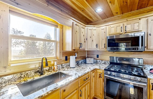 Murphy Cabina | Mountain-view cabin with screened deck, dog-friendly yard, firepit & fireplace