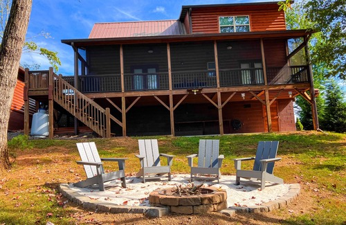 Murphy Cabina | Mountain-view cabin with screened deck, dog-friendly yard, firepit & fireplace