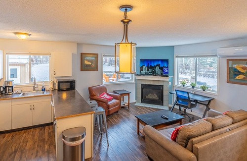 Harvie Heights Condominio | Mountain View Acogedor chalet de 2 plantas, 2 dormitorios, 1. 5 BTH, bañera de hidromasaje, barbacoa