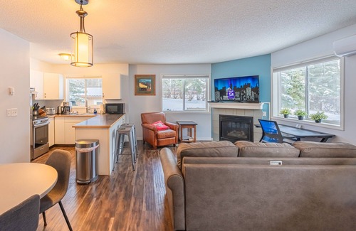Harvie Heights Condominio | Mountain View Acogedor chalet de 2 plantas, 2 dormitorios, 1. 5 BTH, bañera de hidromasaje, barbacoa