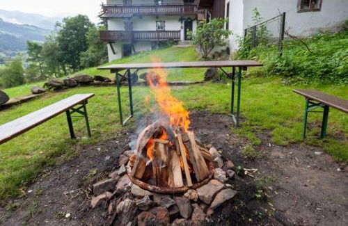 Muhlbach im Pinzgau Casa | Mountain-view Cottage Sleeps 15 -Balcony -Pets Ok