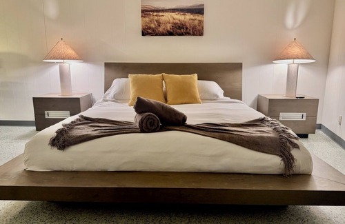 Altadena Casa | Mountain-View Estate GuestHouse: Tennis, Pool, Gym & Patio