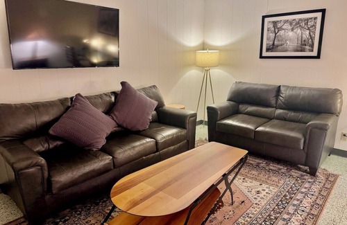 Altadena Casa | Mountain-View Estate GuestHouse: Tennis, Pool, Gym & Patio