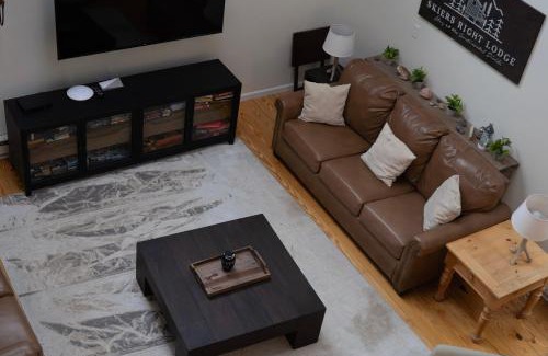 Alma Chalet De Esquí | Mountain View Family Cabin, Pet Friendly and Hot Tub