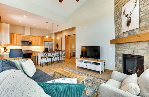 Fraser Condominio | Mountain-View Fraser Condo w/ Balcony + Hot Tub!