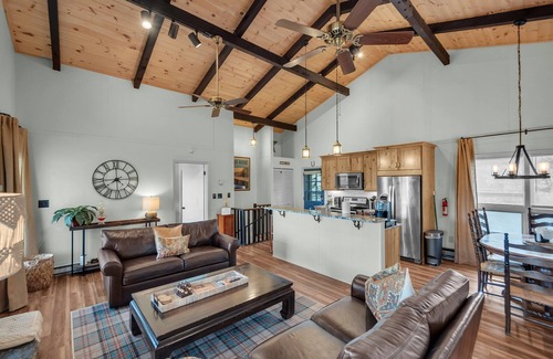 Beech Mountain Chalet De Esquí | Mountain View! Hot Tub! King Beds! Club Access! Pet friendly