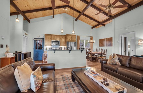 Beech Mountain Chalet De Esquí | Mountain View! Hot Tub! King Beds! Club Access! Pet friendly