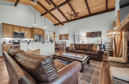 Beech Mountain Chalet De Esquí | Mountain View! Hot Tub! King Beds! Club Access! Pet friendly
