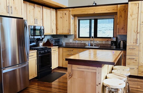 Island Park Cabina | Mountain View Lodge 10 min to YNP+WiFi+Hot Tub+AC