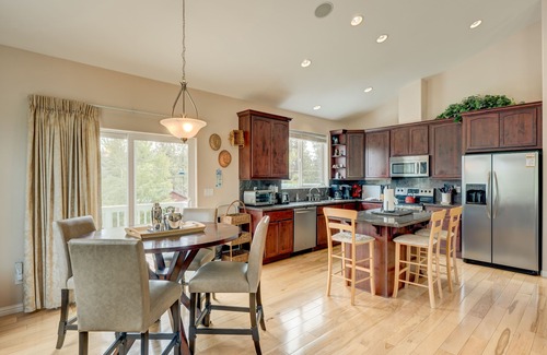 Mountain View Estates Casa | Mountain-View Eden | Spacious Balcony & Fireplaces | Minutes to Lake