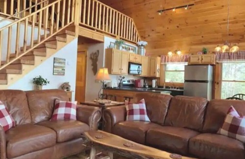 Traphill Cabina | Mountain Views / Golf / Hot Tub / Cozy Cabin!