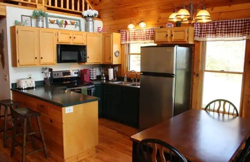 Traphill Cabina | Mountain Views / Golf / Hot Tub / Cozy Cabin!