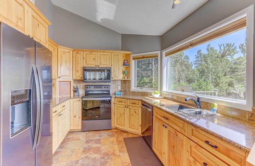 Black Hawk Casa | Mountain Views + Hot Tub: Airy Forest Escape!