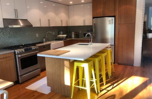 Woodstock Casa | Mountainside home, with pool , deck & 3mins to Woodstock