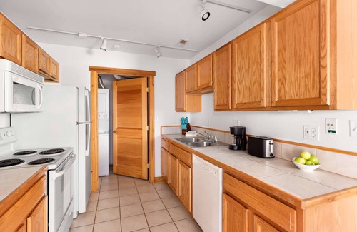 Saint Mary's Condominio | Mountaintop condo | 20 mins to downtown Miner Street | walk to trailhead "St Mary's Glacier Getaway"