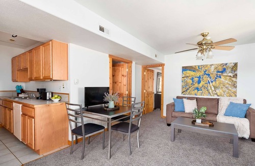 Saint Mary's Condominio | Mountaintop condo | 20 mins to downtown Miner Street | walk to trailhead "St Mary's Glacier Getaway"