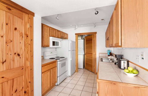 Saint Mary's Condominio | Mountaintop condo | 20 mins to downtown Miner Street | walk to trailhead "St Mary's Glacier Getaway"