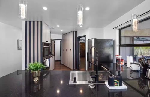 San Bernardino Casa | Mountaintop Pool Paradise - Mins to NOS Center