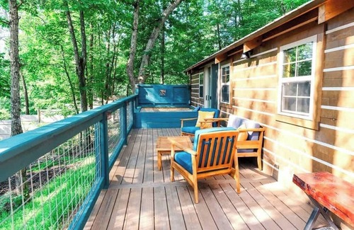 Lupton City Cabina | Mountaintop Retreat - central hiking & activities