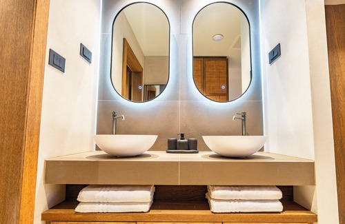 Cove Donja Krusica (Donje selo) Cama Y Desayuno | A Luxurious Mediterranean Escape on a Serene Island - Sunset Bliss Suite /1