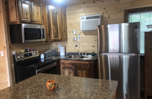 New Hope Cabina | Mr Hills Mercantile Cabin with a hot tub
